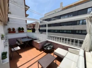 Terraza amoblada con vista à la calle